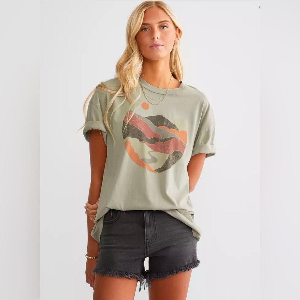 NWT Modish Rebel Distressed Mountain Sunset Graphic Tee From Buckle, Size Large